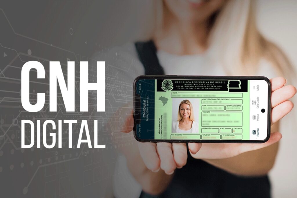 Mulher apresenta CNH digital no celular.
