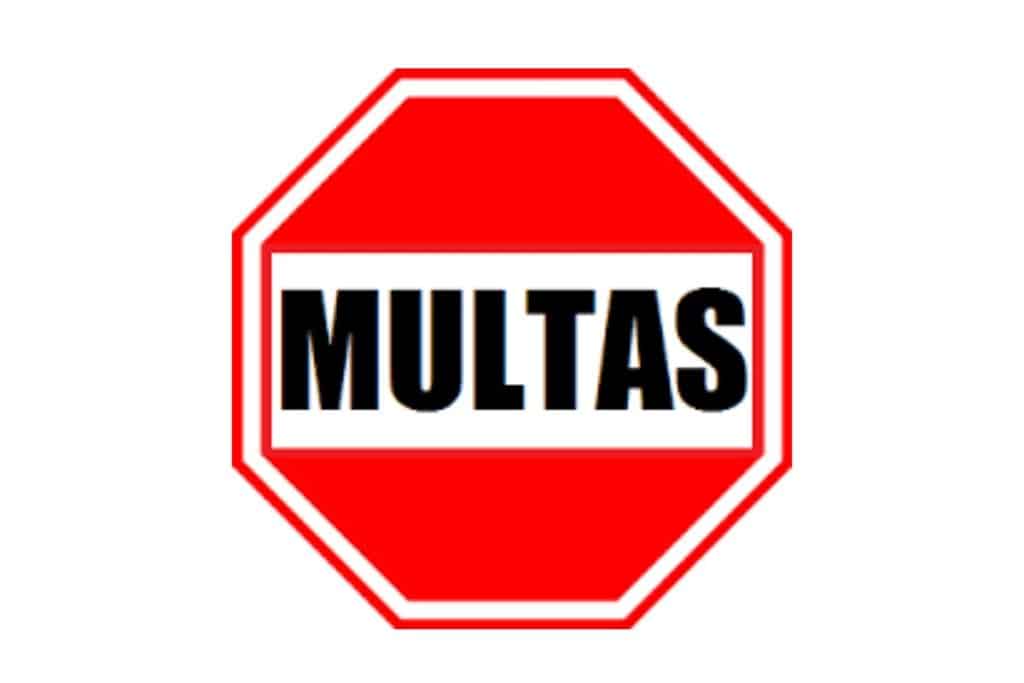 Placa de trânsito de multas.