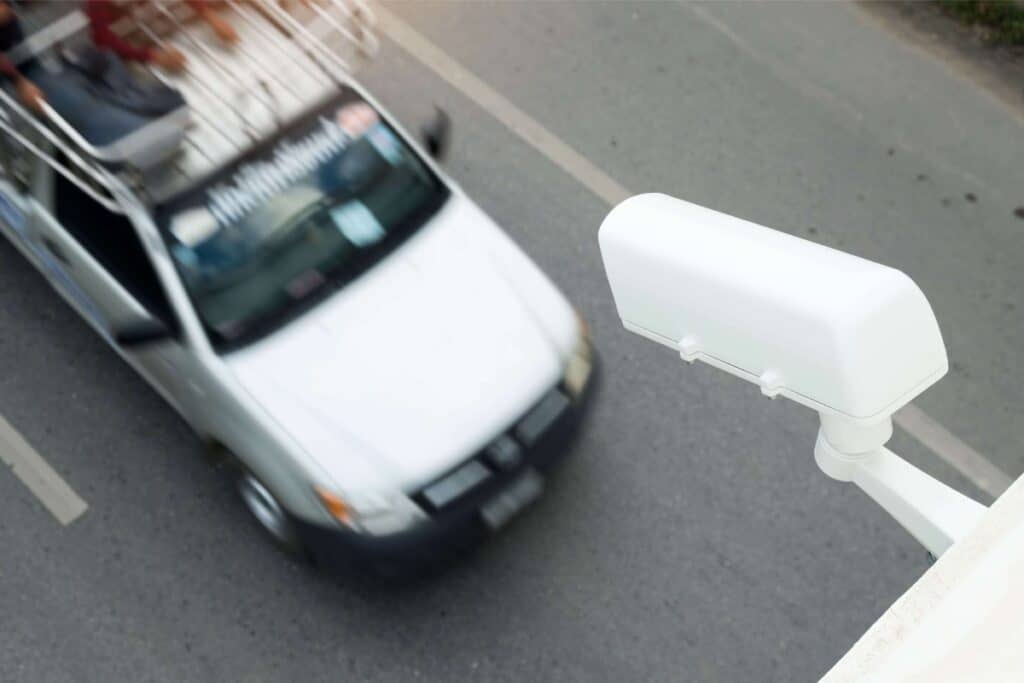 Radar de velocidade monitorando trânsito em avenida.