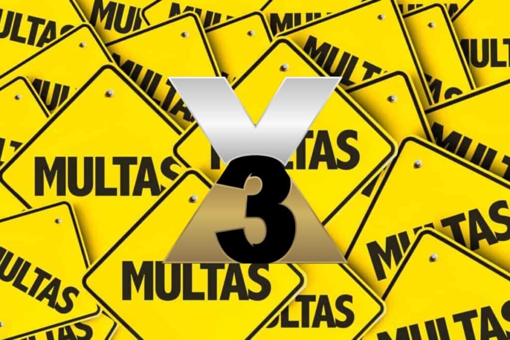 Placas de trânsito "Multas" em fundo amarelo.