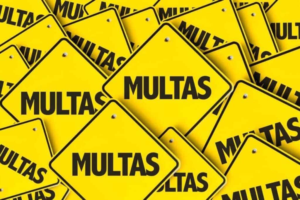Placas amarelas com a palavra "MUL TAS".