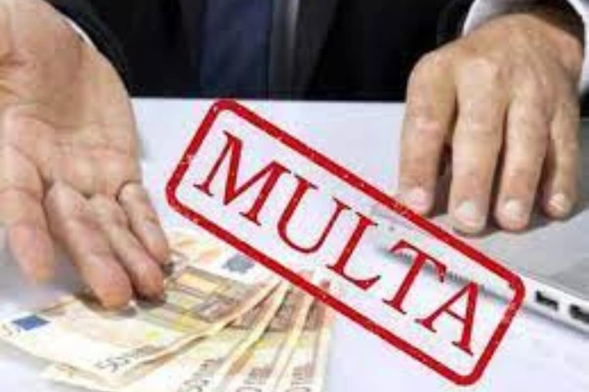 Pagamento de multa com dinheiro sobre a mesa.