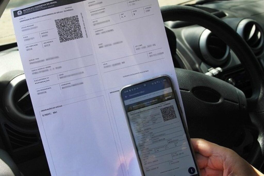 Documento de veículo impresso e digitalizado em celular.