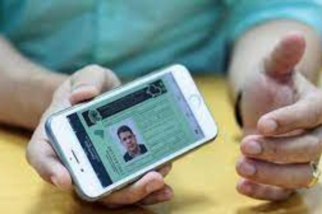 Pessoa mostra documento digital em smartphone.