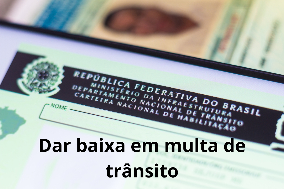 Documento CNH em destaque para baixar multa