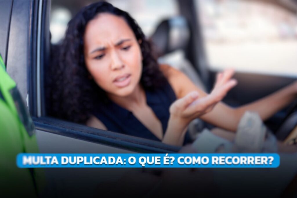 Mulher discutindo sobre multa duplicada no carro.