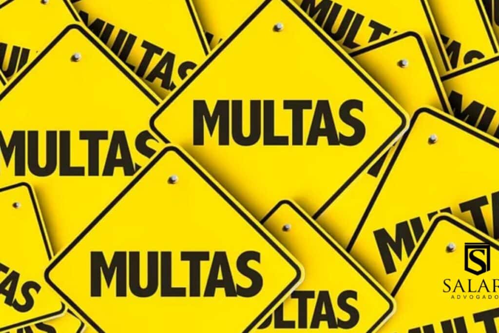 Placas amarelas de multas empilhadas.