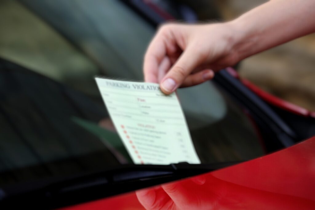 Multa de estacionamento em para-brisa de carro