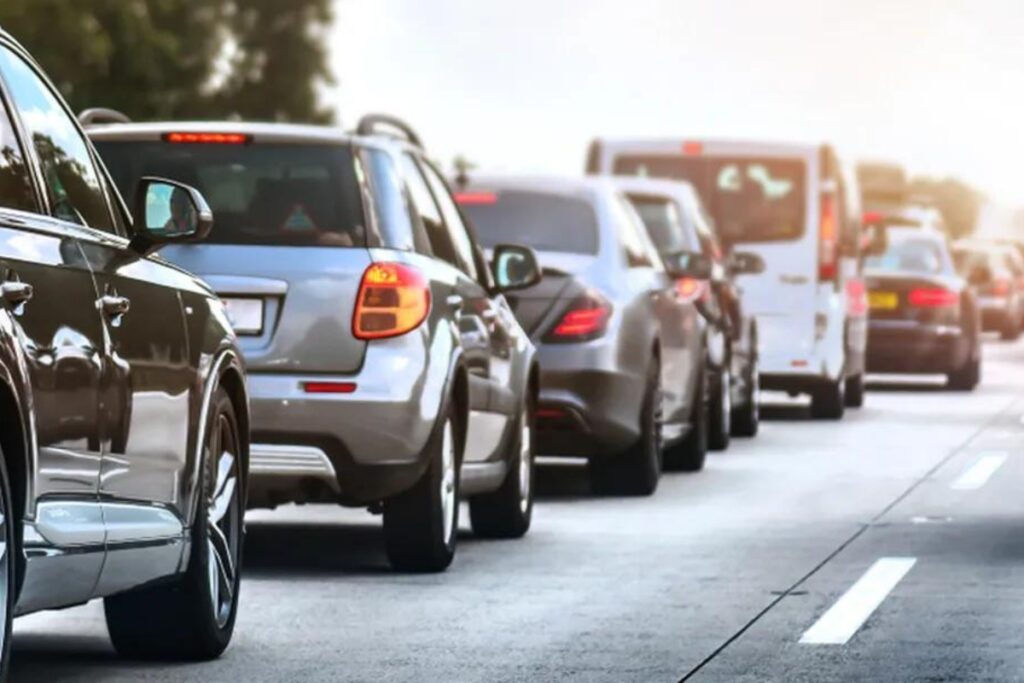 Trânsito congestionado em avenida movimentada.